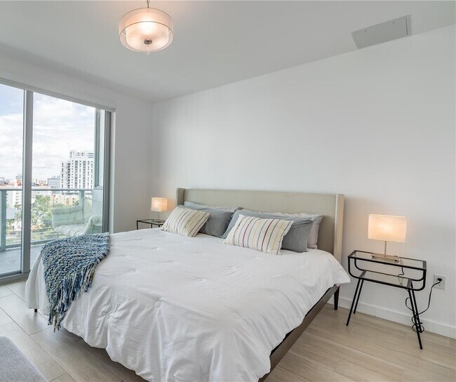 Building Photo - 1600 SW 1st Ave