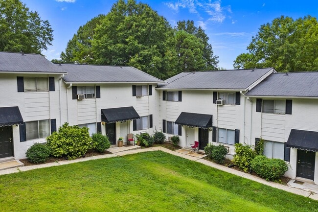 Building Photo - The Oaks Gate City
