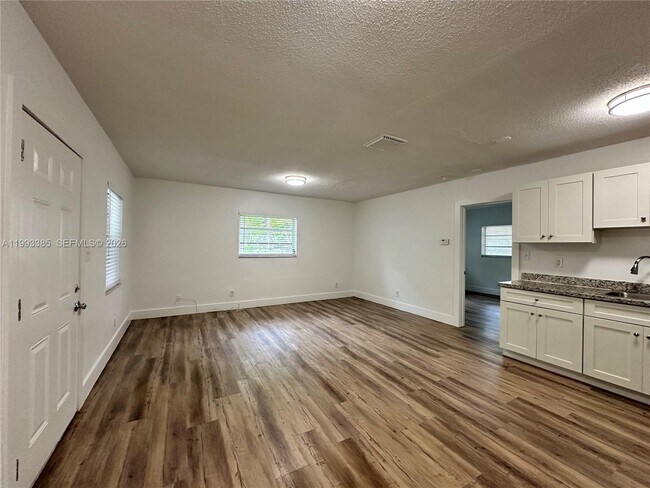Building Photo - 3315 SW 15th Ave