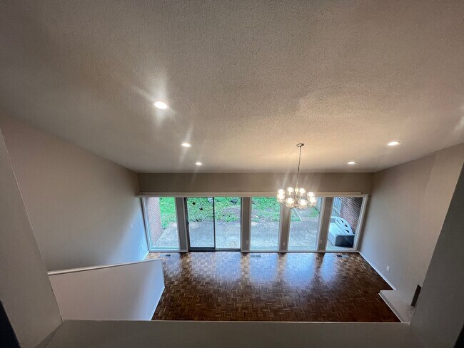 Building Photo - Beautiful renovated East Memphis condo loc...