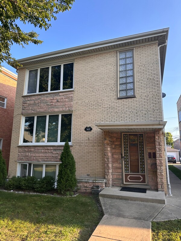 Foto principal - 5837 W Lawrence Ave