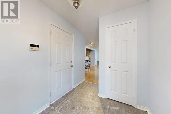 Building Photo - 5134 Des Jardines Dr