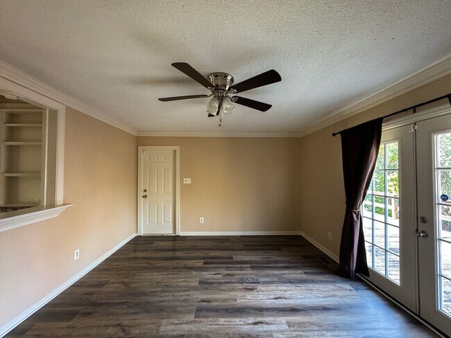 Foto del edificio - Charming 3 Bed 1.5 bath in College Lakes