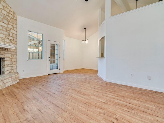 Foto del edificio - 6501 Brush Country Rd