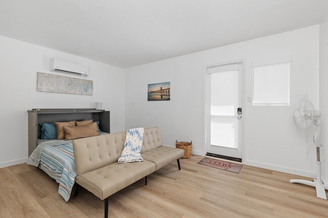 Queen Bed - 1421 Dubuque St