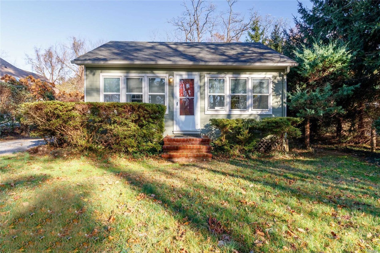 Primary Photo - 5 Sylvan Ln