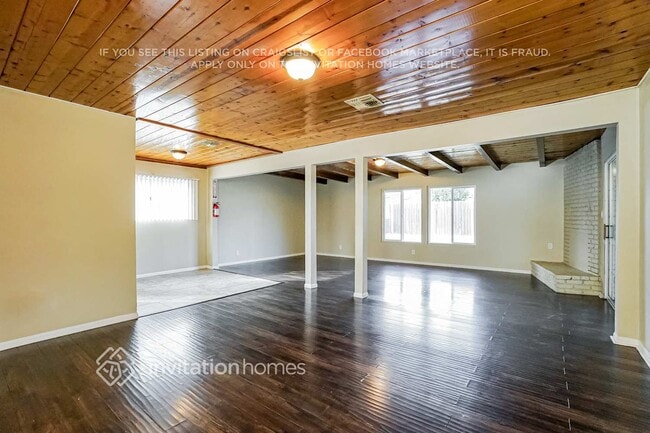 Foto del edificio - 7943 Newcastle Ave