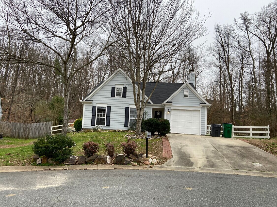 2809 Chalgrove Ln, Charlotte, NC 28216 House Rental in Charlotte, NC