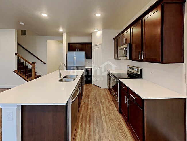 Building Photo - 2151 E Silverado Ln