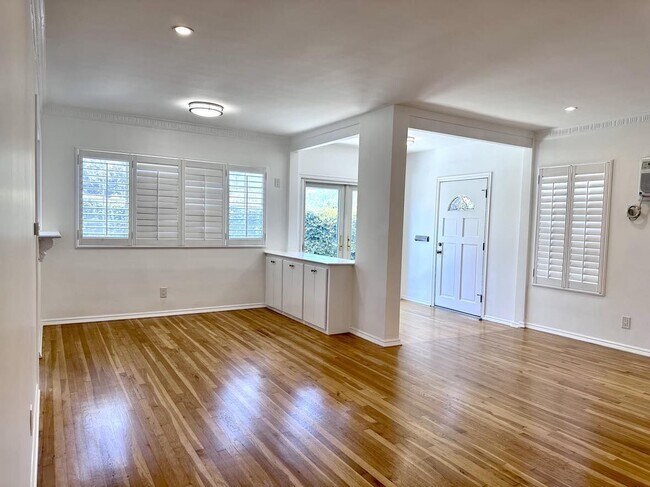 dining area with storage - 3408 Pearl St
