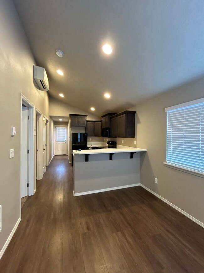 Building Photo - 2 Bedroom / 1 Bathroom Cottage is SW Redmond