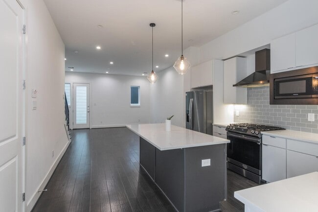 Building Photo - 5841 Dolores St