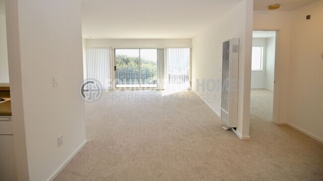 Foto del edificio - Sausalito Condo with Scenic Views!  Covered Parking!  Pool!  FOUNDATION
