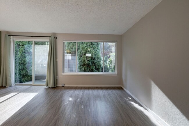 Building Photo - Large 2bd, 1.75ba Condo Available in Perfect Bellevue Location!