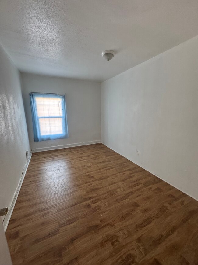 Foto del edificio - 256 W Florence Ave