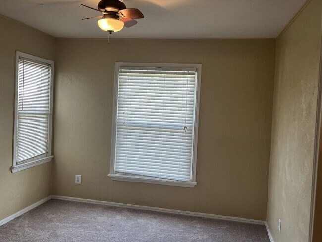 Building Photo - Charming 3-Bedroom Home with Hardwood Floo...
