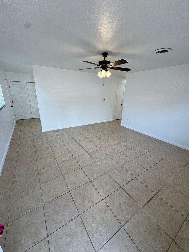 Foto del edificio - 1702 NE 71st St