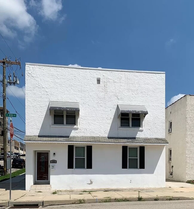 Building Photo - 152 W 4th Ave