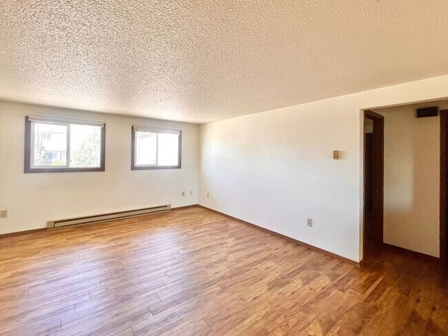 Foto del edificio - TWO WEEKS FREE RENT - Water/Sewer/Trash Included - Large Two Bedroom One Bath In North Loveland! ...