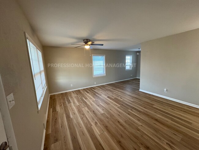 Foto del edificio - Coming Soon! Freshly Remodeled 3-Bedroom, 1-Bathroom with 2-Car Detached Garage!