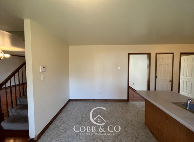 Building Photo - 5216 Meadoway Rd