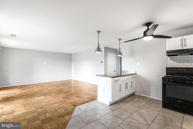 Foto del edificio - 7316 Donnell Pl