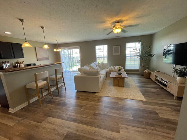 Building Photo - 3 Bedroom House and Fenced in Yard Availab...