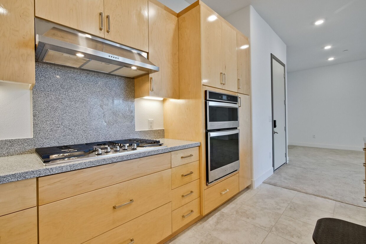 Primary Photo - 2 bed 2.5 bath luxury condo