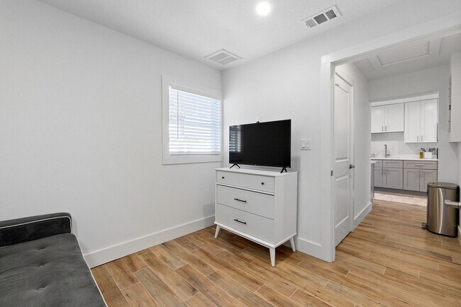 Building Photo - 106 11th St