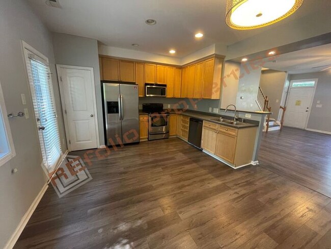 Building Photo - Great Location! 3 Story, 3 Bedrooms, 3.5 B...