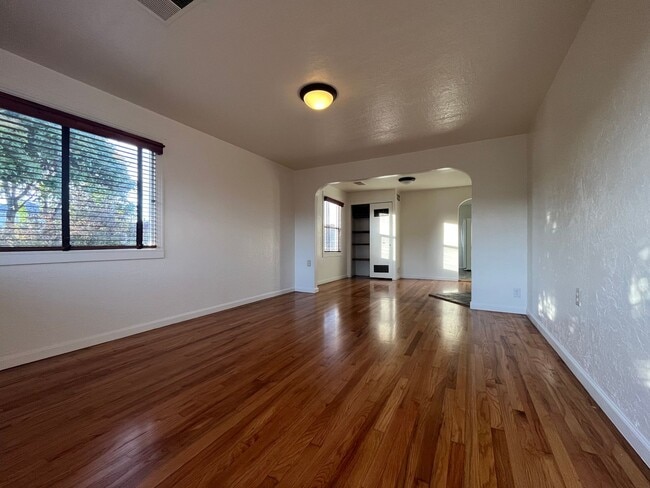Building Photo - Pet Friendly! 2 Bed, 1 Bath Home with a Fu...