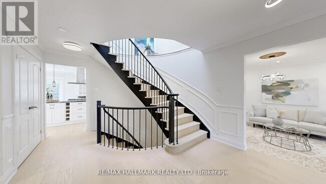 Building Photo - 82 Windermere Crescent