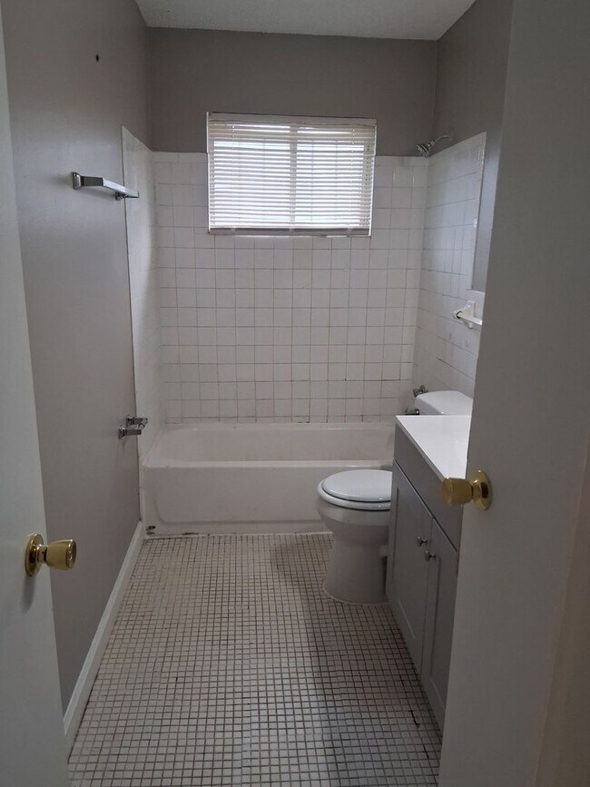 Building Photo - Very Nice 4 Bedroom 2 Bath Duplex - Available Now!