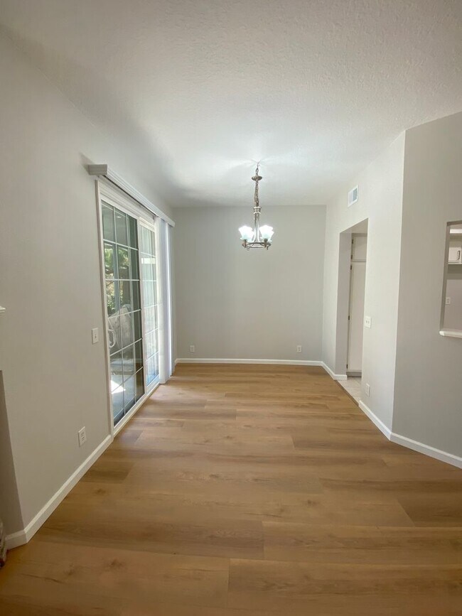 Foto del edificio - Completely Remodeled 2 Bedroom, 2 Bathroom...