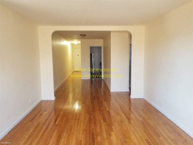 Building Photo - 316 E Mosholu Pky S