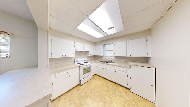 Building Photo - 2 Bed/ 1 Bath/ Detached Garage - Available...