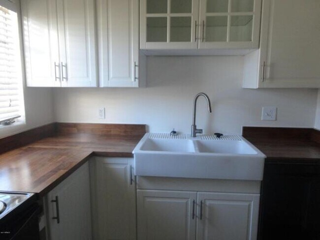 Building Photo - 3 bdrm home in the Biltmore area