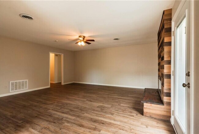 Building Photo - 324 Rodric Dr