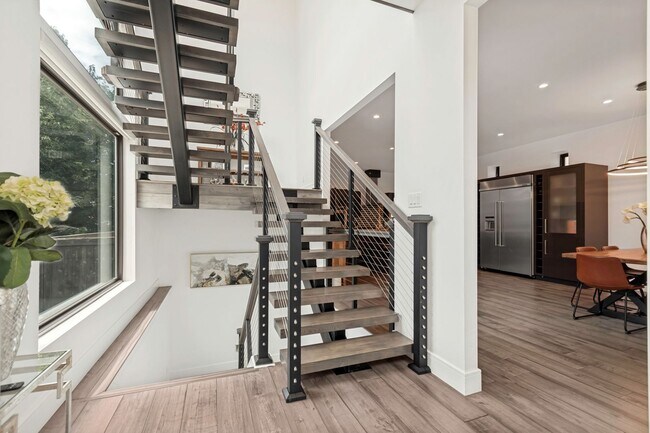 Foto del edificio - Fully Furnished Luxury Home In The Avenues