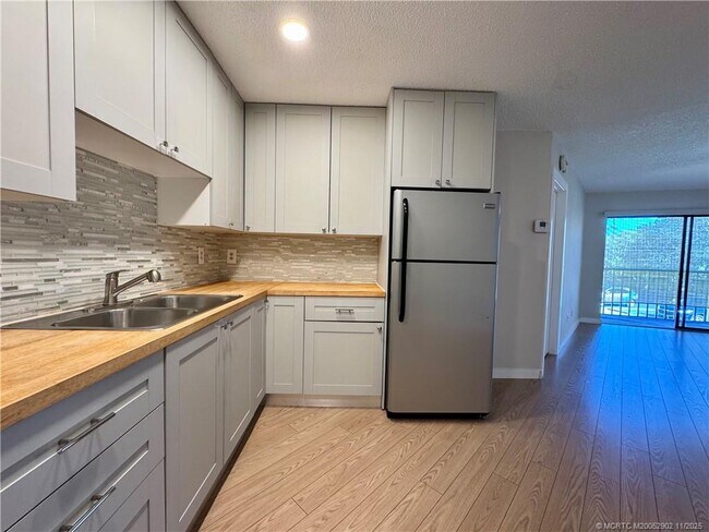 Building Photo - 2083 NE Collins Cir