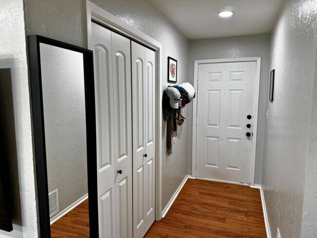 Foto del edificio - Lovely home in Expressway Village offering 3 bedrooms and a Jack & Jill bathroom.