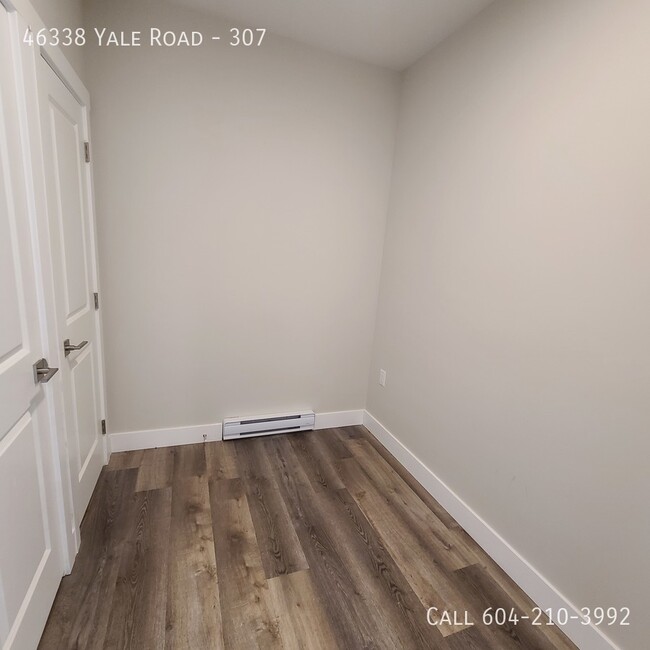 Building Photo - Cozy 1-Bed + Den with Great Views & Amenit...