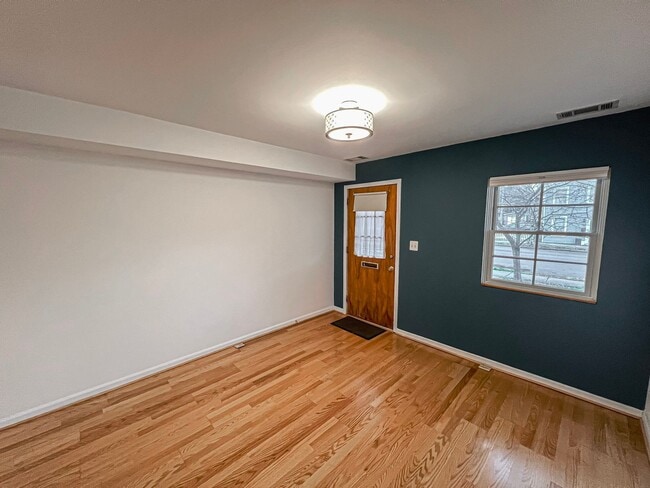 Building Photo - Beautiful 2 Bedroom 1 Bath Townhouse in Fa...