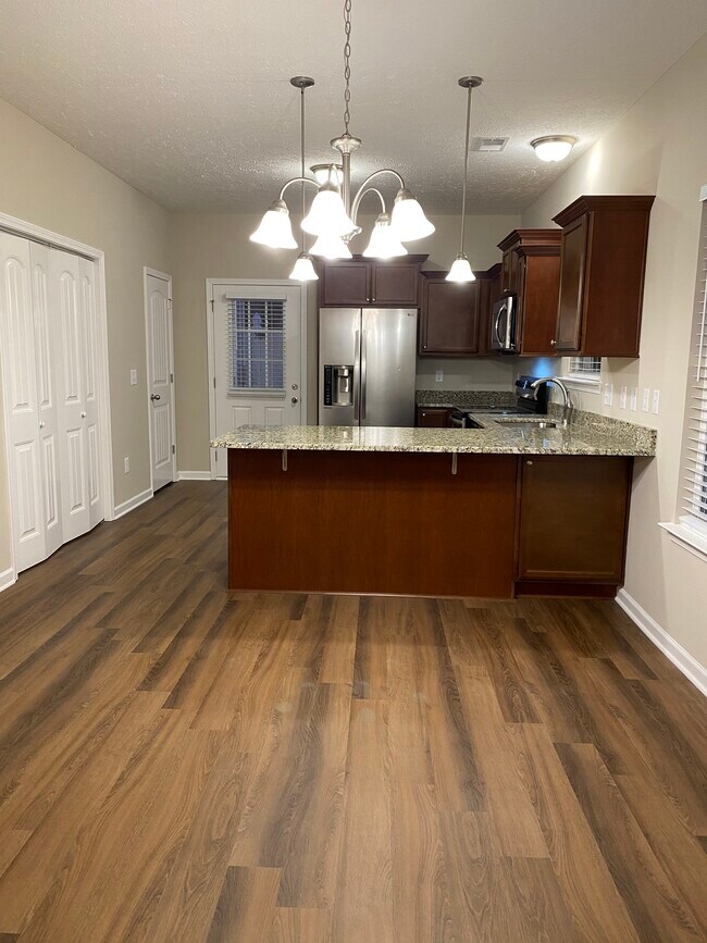 El plano de planta abierto permite comer directamente al lado de la cocina y la sala de estar. - 5497 Cedar Ash Crossing