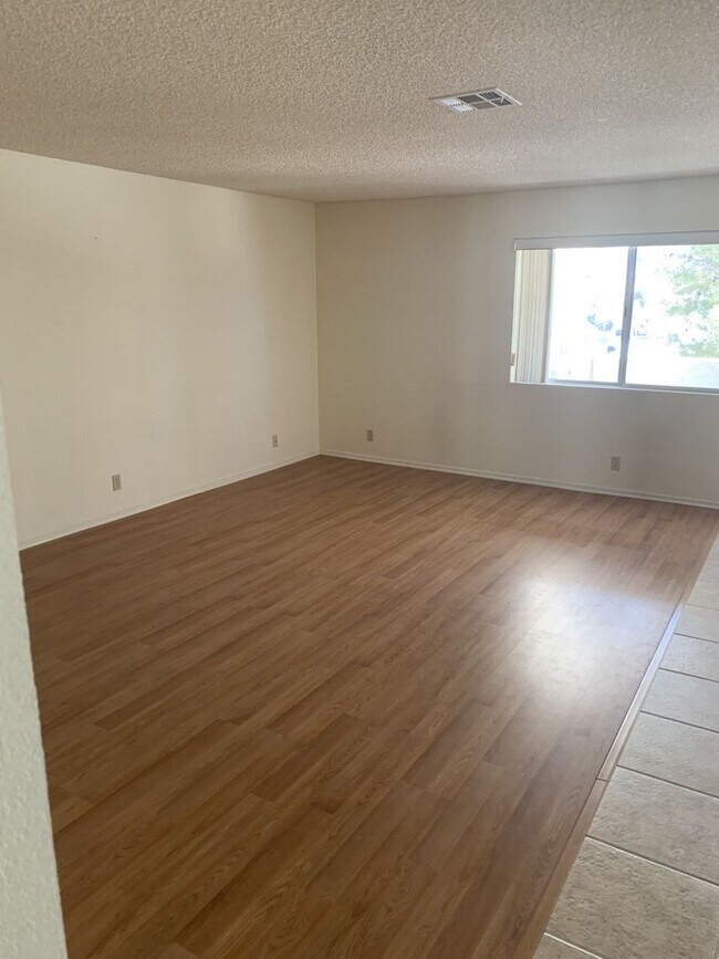 Building Photo - Upper Level 2 bedroom 2 bath condo in Rock...