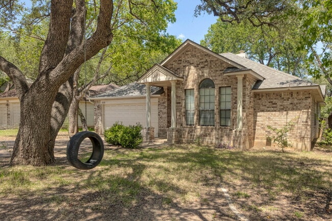 Building Photo - Charming Single-Story Home with Hardwood F...
