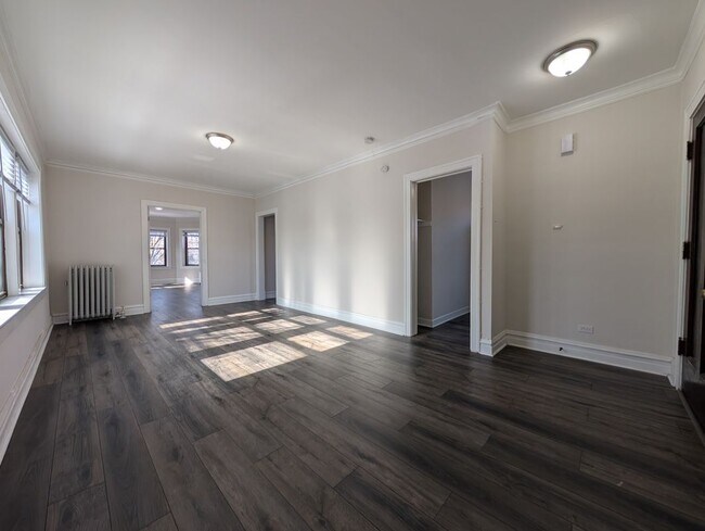 Foto del edificio - 5818 W Berteau Ave