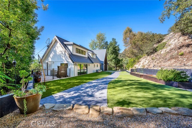 Foto del edificio - 24301 Sylvan Glen Rd