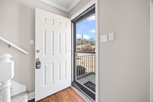 Foto del edificio - Beautifully updated 2-bed, 1.5 bath Condo in Winn Barr of Rock Hill!