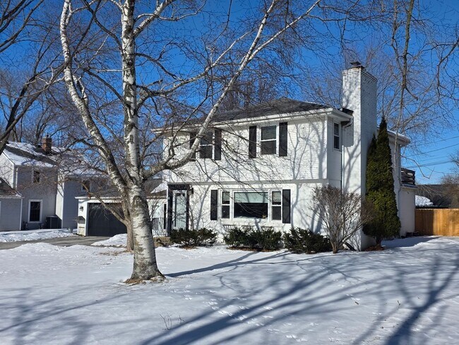 Foto del edificio - Updated 3-Bedroom Single- Family Home in Fox Point